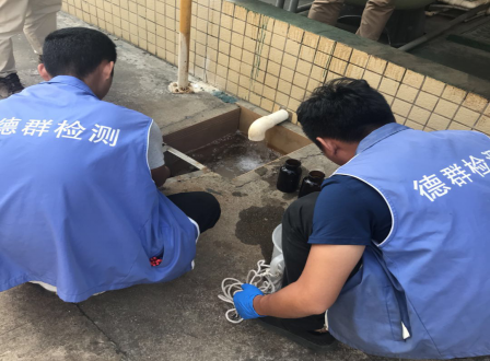 環(huán)保督察前來(lái)溢格取水樣做監(jiān)察